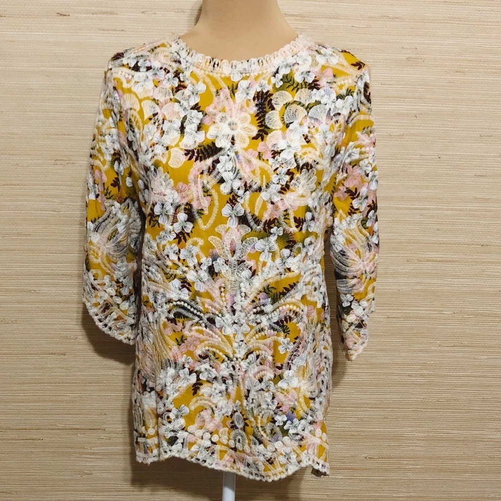 Solitaire Yellow Floral Embroidered 3/4 Sleeve Scalloped Hem Blouse size Small